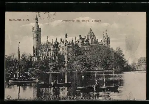 AK Schwerin i. M., Grossherzogliches Schloss mit Booten, Seeseite
