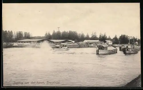AK Soerabaja, Boote liegen im Hafen