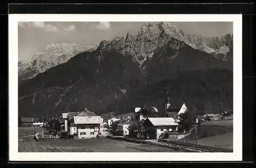 AK Waidring /Tirol, Ortsansicht mit Steinbergen am Tag