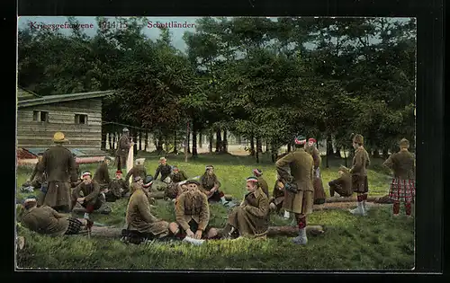 AK Kriegsgefangene Schotten bei einer Ruhepause im Gefangenenlager