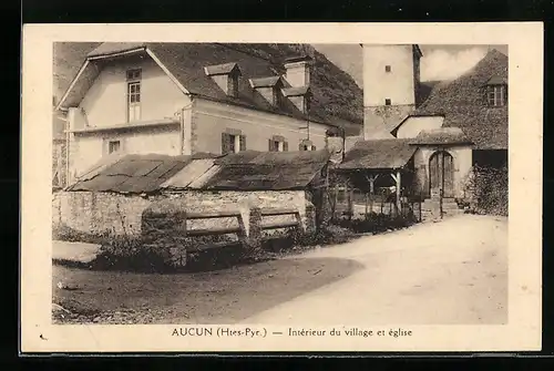 AK Aucun, Intérieur du village et église