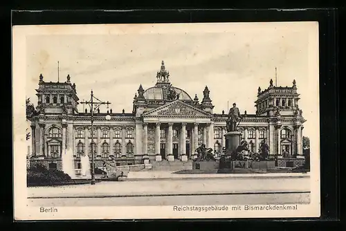 AK Berlin-Tiergarten, Frontansicht Reichstagsgebäude mit Bismarckdenkmal