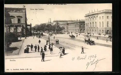 AK Berlin, Strasse Unter den Linden mit Denkmal