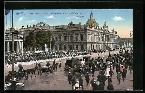 AK Berlin, Aufziehen der Schlosswache auf der Strasse unter den Linden am Zeughaus