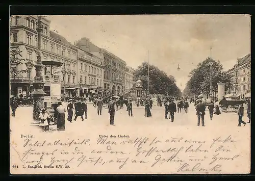 AK Berlin, Passanten Unter den Linden, Litfasssäule