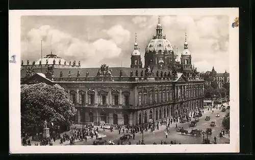 AK Berlin, Zeughaus mit Strasse aus der Vogelschau