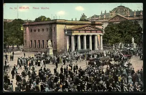 AK Berlin, Menschenmenge vor der Neuen Wache