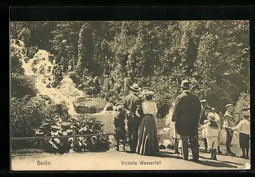 AK Berlin-Kreuzberg, Victoria Wasserfall mit Besuchergruppe