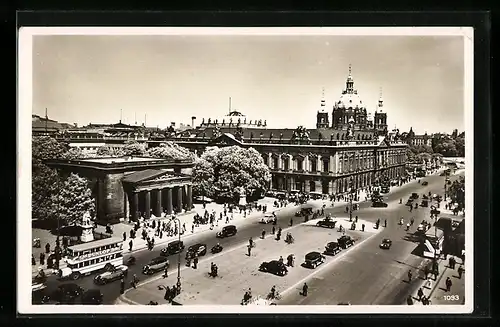 AK Berlin, Blick auf Ehrenmal, Zeughaus und Dom