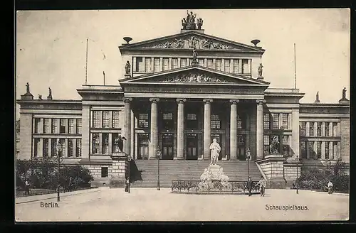 AK Berlin, Schauspielhaus mit Denkmal am Gendarmenmarkt