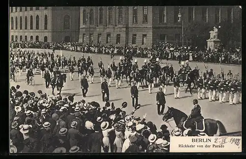 AK Berlin, Rückkehr von der Parade
