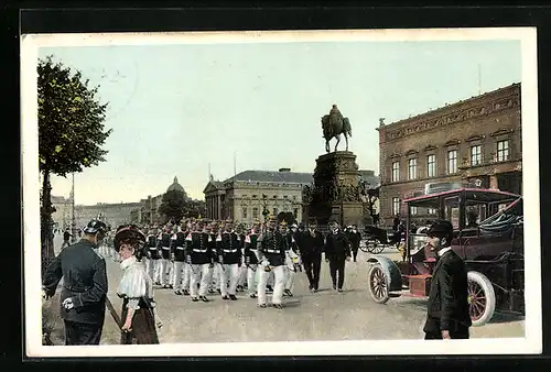 AK Berlin, Unter den Linden, Wachtparade, Denkmal Friedrich d. Grossen