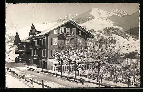 AK Adelboden, Pension Alpenruhe mit Strasse und Bergkulisse im Winter