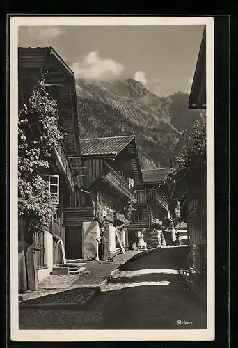 AK Brienz, Holzhäuser an der Dorfstrasse