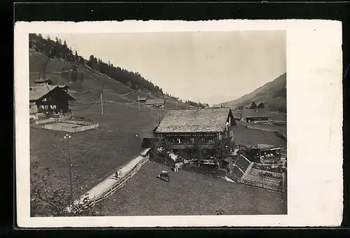 AK Adelboden, Taubenhaus mit weidenden Kühen
