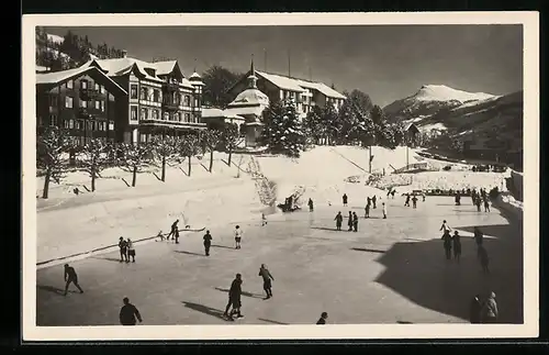 AK Adelboden, Kulm-Hotel Kurhaus mit Eisläufern auf der Eisbahn