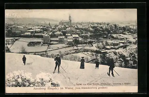 AK Annaberg / Erzgeb., Totalansicht im Winter, Skiläufer auf dem Schreckenberg