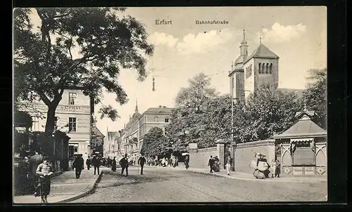 AK Erfurt, Partie in der Bahnhofstrasse mit Passanten