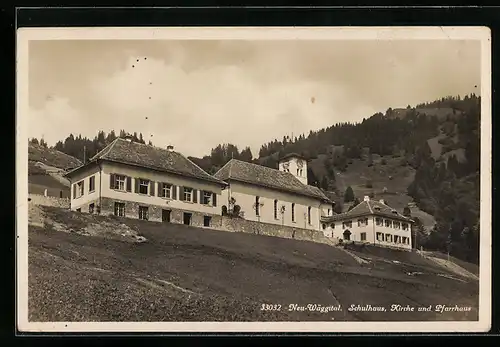 AK Reinach /Neu-Wäggital, Schulhaus, Kirche und Pfarrhaus