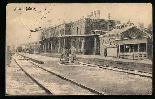 AK Mitau, Bahnhof im Winter mit dt. Soldaten, Eisenbahn