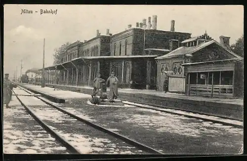 AK Mitau, Bahnhof im Winter mit dt. Soldaten, Eisenbahn