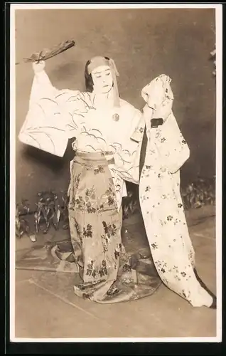 Fotografie Japan, japanische Frau im Kimono mit Fächer
