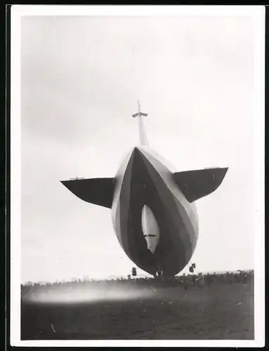 Fotografie Luftschiff - Zeppelin umringt von Menschenmassen auf einem Flugplatz