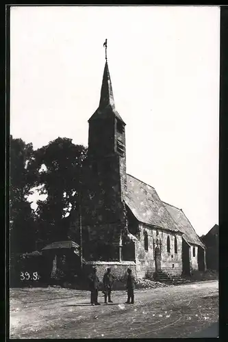 Fotografie Ansicht Rancourt, Deutsche Soldaten vor der Kirche, 1.WK