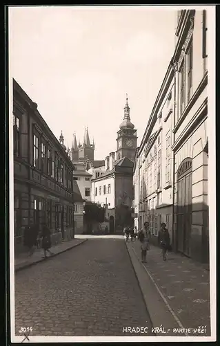 Fotografie unbekannter Fotograf, Ansicht Hradec Kralove - Königgrätz, Strassenansicht mit Kirchturm