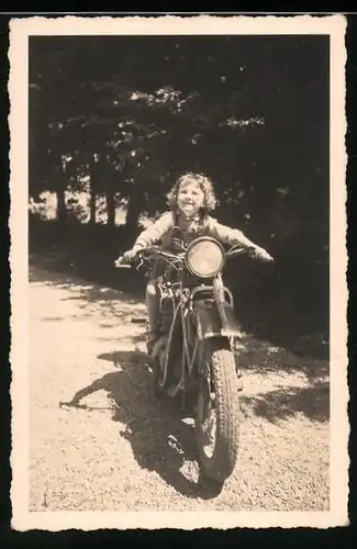 Fotografie Motorrad BMW, Mädchen auf Krad sitzend 1935