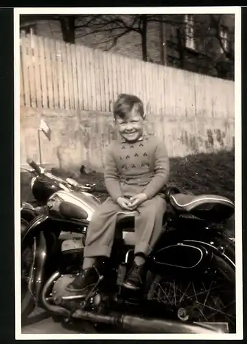 Fotografie Schröder, Arolsen, Motorrad NSU, knabe auf Krad sitzend