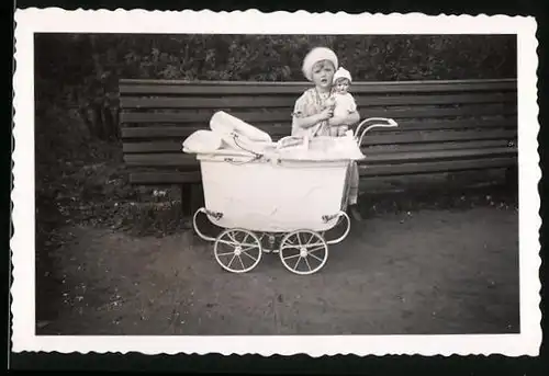 Fotografie kleines Mädchen mit Puppe & Puppenwagen