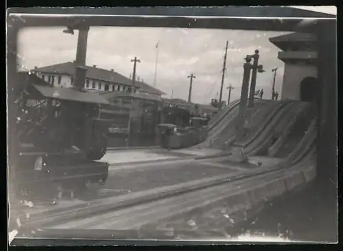 Fotografie unbekannter Fotograf, Ansicht Panama, Schleusen-Eisenbahn Treidel-Lokomotiven, Schleusentor v. Panama-Kanal