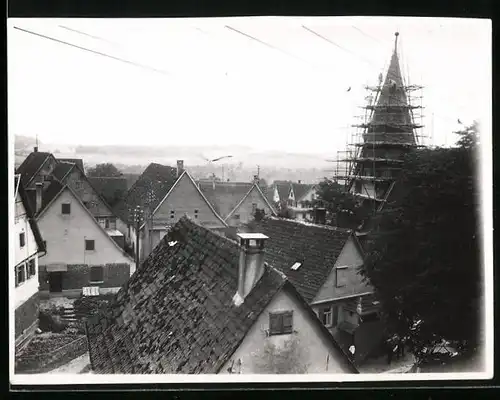 Fotografie unbekannter Fotograf, Ansicht Hattenhofen, Ortsansicht mit Kirchturm im Baugerüst