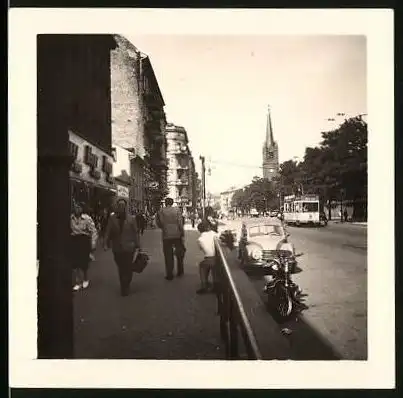 Fotografie unbekannter Fotograf, Ansicht Berlin, Bergstrasse, Blick zur Magdalenenkirche, Strassenbahn