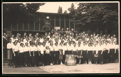 Fotografie unbekannter Fotograf, Ansicht Frankfurt / Main, Gruppenbild m. Bundespräsident Hess b. Bundes-Sängerfest 1951