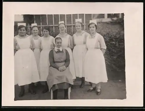 Fotografie Hausmädchen mit Schürze & Haube nebst Novizin