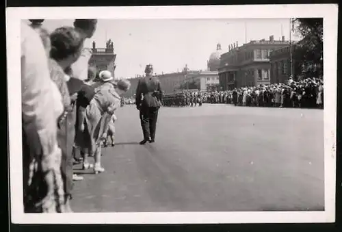 Fotografie unbekannter Fotograf, Ansicht Berlin, Unter den Linden, Militärparade vor dem Zeughaus