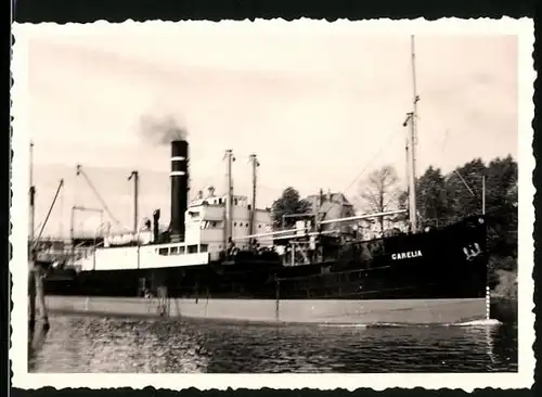 Fotografie Frachtschiff Carelia durchfährt einen Kanal