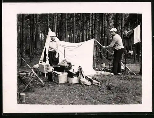 Fotografie Camping / Zelten, Paar baut sein Ferien-Domizil ab