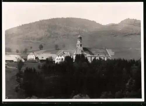 Fotografie unbekannter Fotograf, Ansicht Bernau / Schwarzwald, Kirche am Ortsrand