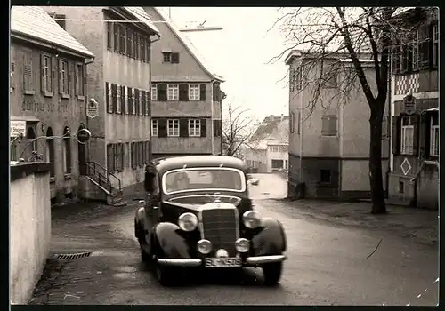 Fotografie Auto Mercedes Benz, Limousine vor einem Gasthaus
