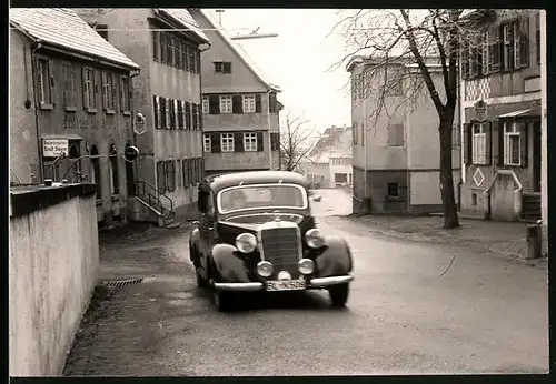 Fotografie Auto Mercedes Benz, Luxus-PKW vor einem Gasthaus