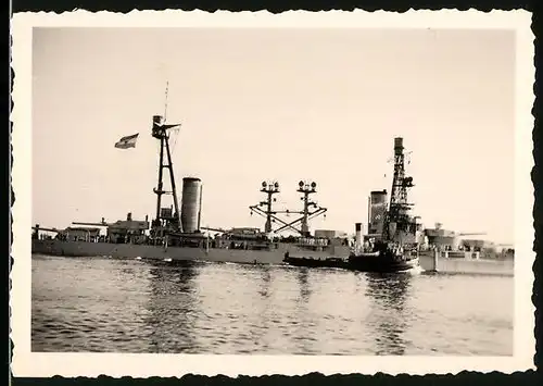 Fotografie unbekannter Fotograf, Ansicht Hamburg-Blankenese, Kriegsschiff Argentinischer Kreuzer zu Besuch
