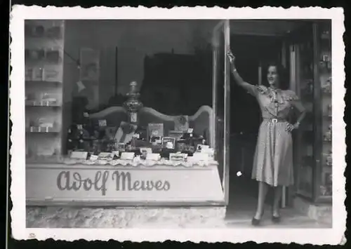 Fotografie unbekannter Fotograf, Ansicht Berlin, Ladengeschäft für Schokolade & Pralinen von Adolf Mewes