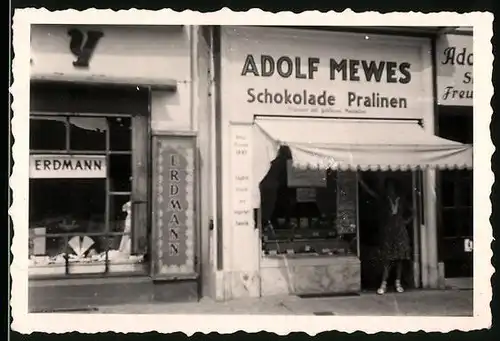 Fotografie unbekannter Fotograf, Ansicht Berlin, Ladengeschäft für Schokolade & Pralinen von Adolf Mewes