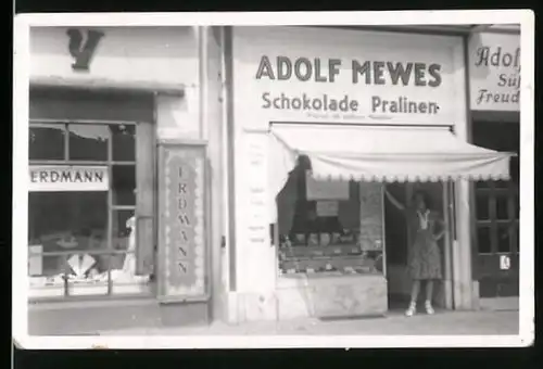 Fotografie unbekannter Fotograf, Ansicht Berlin, Ladengeschäft für Schokolade & Pralinen von Adolf Mewes