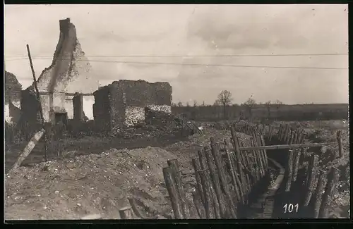 Fotografie 1.WK, Flandern, Schützengraben / Laufgraben neben einer Ruine