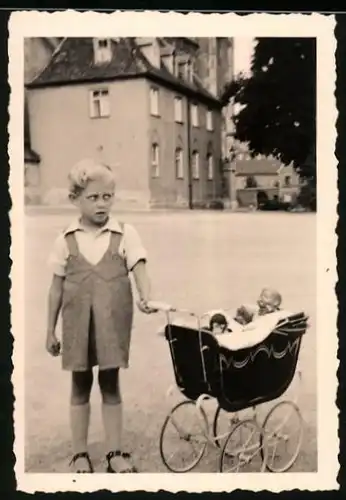 Fotografie Mädchen mit Puppe im Puppenwagen in Augsburg 1937