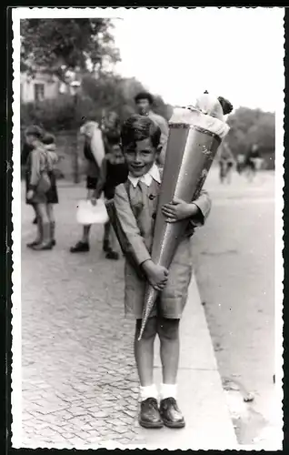 Fotografie Einschulung, Schulknabe mit Zuckertüte / Schultüte am ersten Schultag